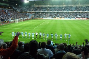 Fotbollsspelarna i Malmö FF tackar publiken efter en match