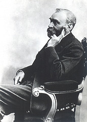 Alfred Nobel Alfred Nobel sittandes i en fåtölj med sitt huvud lutandes i sin vänstra hand.