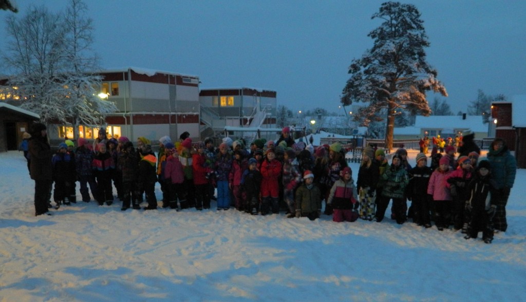 Skolbarn framför den tillfälliga skolan