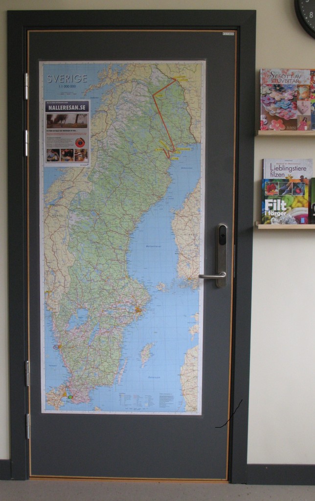 Sverigekarta som täcker en hel vägg med nallens färd markerad