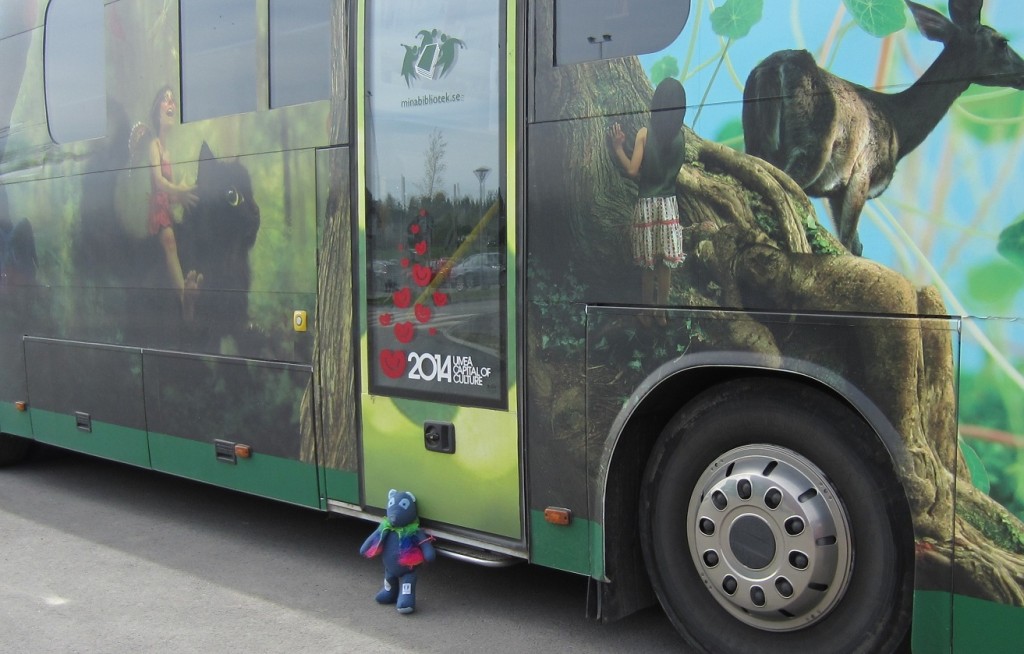 Nallen framför Bokbussen