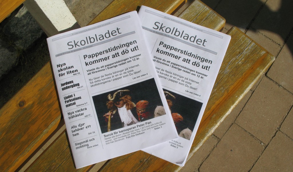 Två skoltidningar som ligger på en bänk